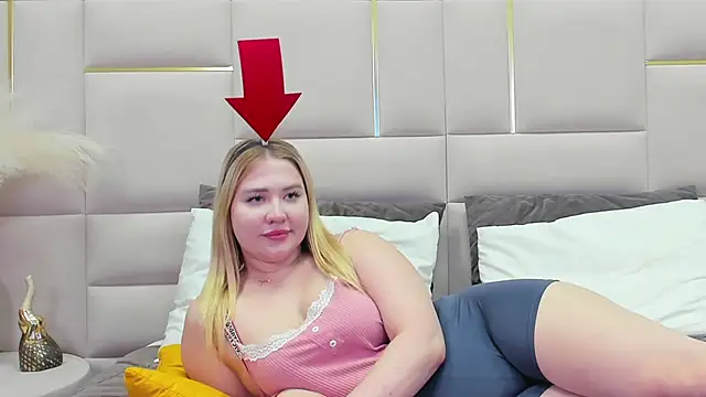 LunaHouston online show from March 12, 2025, 1:25 am