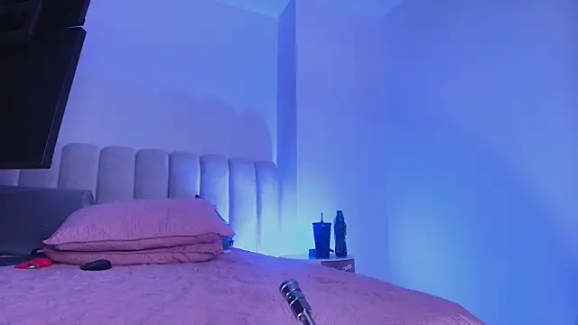 britanyy  online show from November 28, 2025, 3:17 am