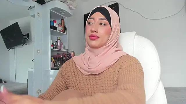 Snapshot of adila_anich chatting on September 19, 2025, 6:34 pm adila anich online show from September 19, 2025, 6:34 pm