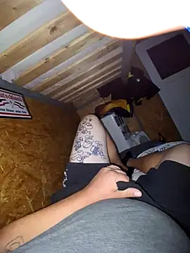 Snapshot of Eric2811@xh chatting on October 10, 2025, 12:00 am Eric2811xh online show from October 10, 2025, 12:00 am