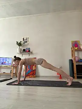 LeyaJohnson online show from April 24, 2026, 11:45 am