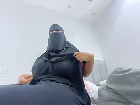 Snapshot of Submissive_Arab chatting on January 17, 2025, 12:53 am Submissive Arab online show from January 17, 2025, 12:53 am