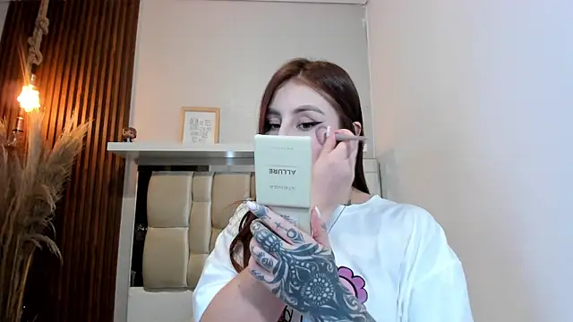 Snapshot of LANA-JONNES chatting on October 17, 2025, 9:49 pm LANA-JONNES online show from October 17, 2025, 9:49 pm