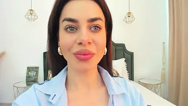 xLorenna online show from March 10, 2025, 12:38 pm