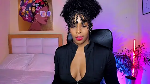 Snapshot of AitanaBrown_ chatting on April 17, 2026, 9:39 pm AitanaBrown online show from April 17, 2026, 9:39 pm