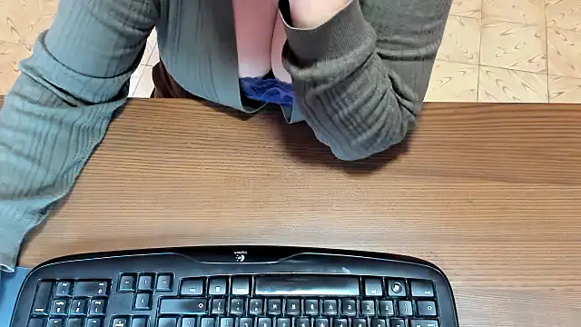 NikkiHolland online show from February 9, 2026, 11:19 am