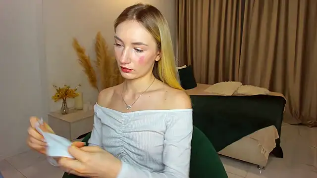 Snapshot of bella__rose chatting on February 8, 2025, 5:51 am bella rose online show from February 8, 2025, 5:51 am