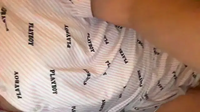 Snapshot of VannaDon chatting on November 17, 2025, 2:04 am VannaDon online show from November 17, 2025, 2:04 am