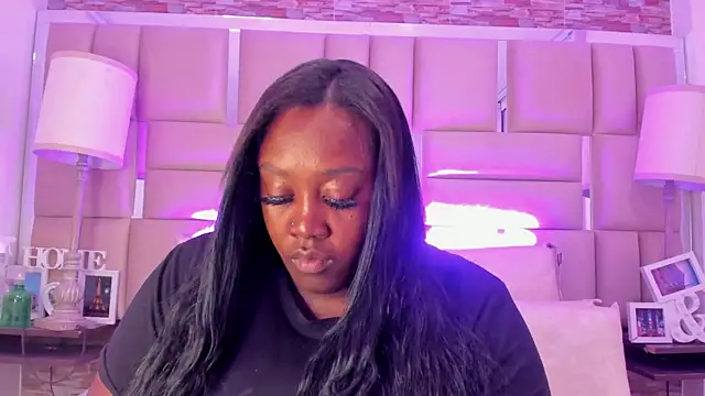 ShaniaBrownn online show from November 11, 2025, 7:41 pm