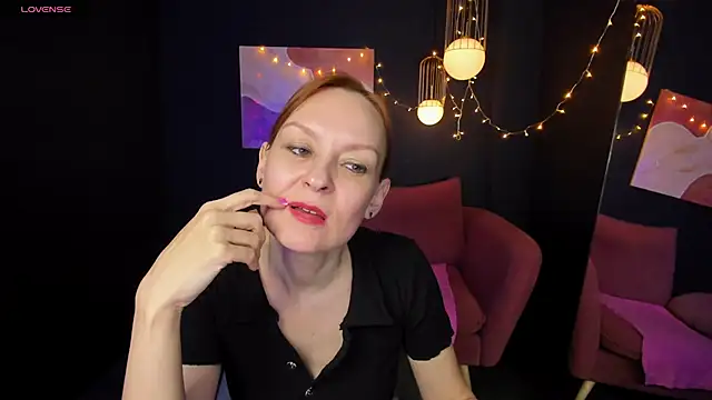 Snapshot of NikaGentle chatting on February 9, 2025, 11:36 am NikaGentle online show from February 9, 2025, 11:36 am