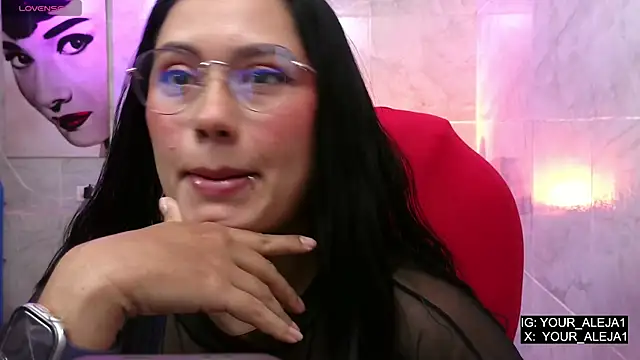 LauraRuiz1 online show from May 13, 2026, 4:30 am