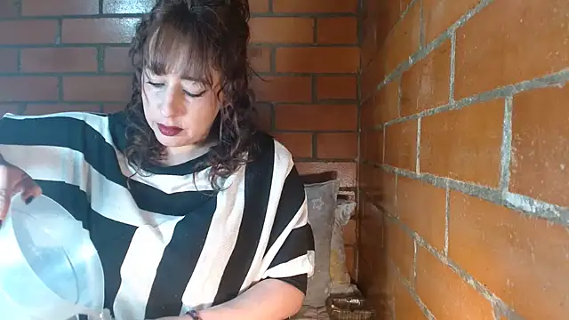 jenniferS  online show from January 4, 2025, 4:00 pm