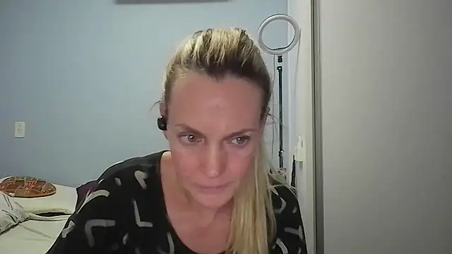 Snapshot of Annylove1 chatting on February 7, 2026, 12:40 am Annylove1 online show from February 7, 2026, 12:40 am