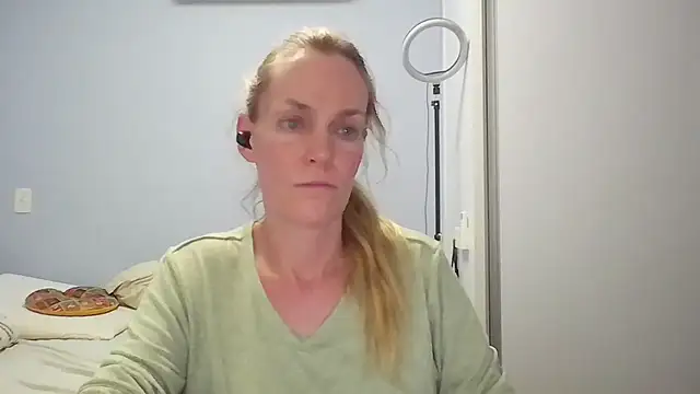 Snapshot of Annylove1 chatting on February 25, 2026, 12:11 am Annylove1 online show from February 25, 2026, 12:11 am