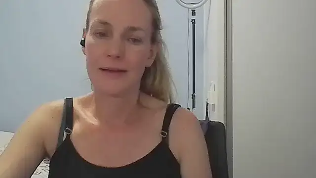 Snapshot of Annylove1 chatting on January 15, 2026, 12:25 am Annylove1 online show from January 15, 2026, 12:25 am