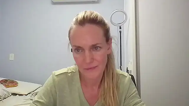 Snapshot of Annylove1 chatting on February 28, 2026, 12:43 am Annylove1 online show from February 28, 2026, 12:43 am