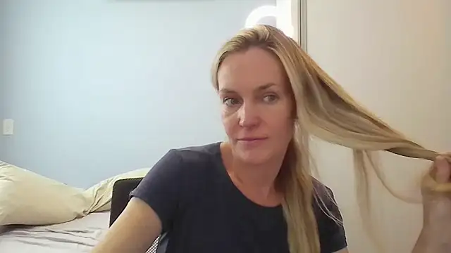 Snapshot of Annylove1 chatting on January 14, 2026, 12:20 pm Annylove1 online show from January 14, 2026, 12:20 pm