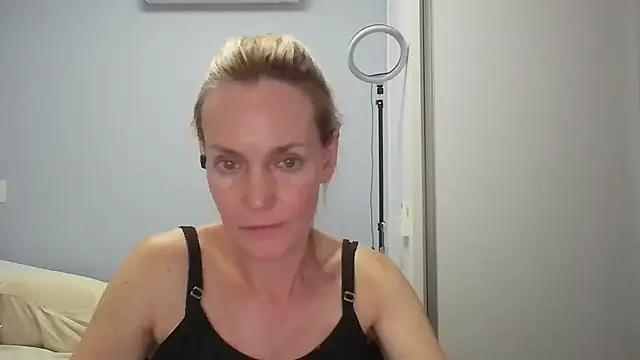 Snapshot of Annylove1 chatting on February 20, 2026, 12:18 am Annylove1 online show from February 20, 2026, 12:18 am