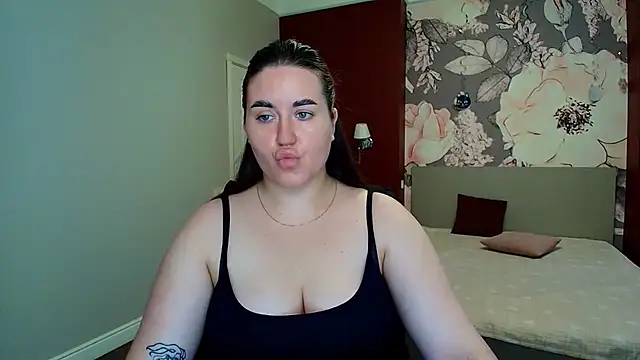 Snapshot of Roxie_Bradley chatting on July 17, 2026, 5:48 am Roxie Bradley online show from July 17, 2026, 5:48 am