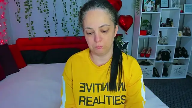 DarlingMilf online show from April 26, 2026, 6:05 pm