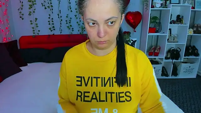 DarlingMilf online show from April 24, 2026, 6:21 pm