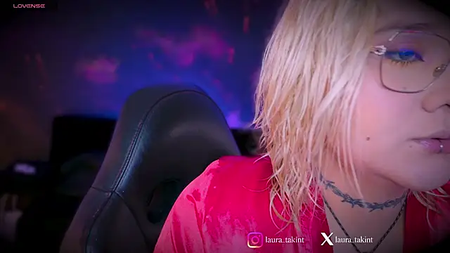 Snapshot of Laura_takint chatting on December 21, 2025, 7:15 pm Laura takint online show from December 21, 2025, 7:15 pm