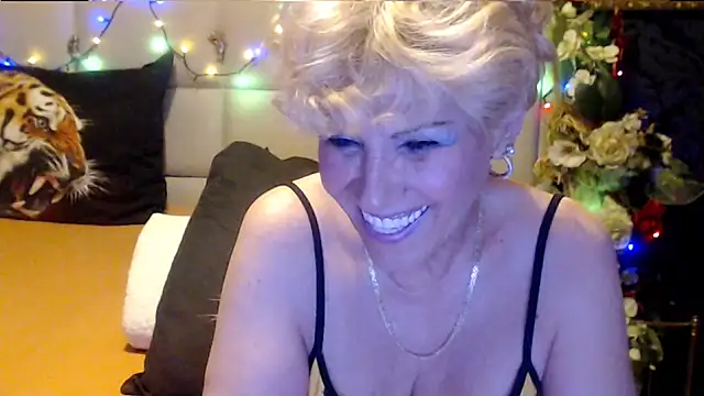 Snapshot of HappyWomanOn chatting on October 21, 2025, 8:58 am HappyWomanOn online show from October 21, 2025, 8:58 am