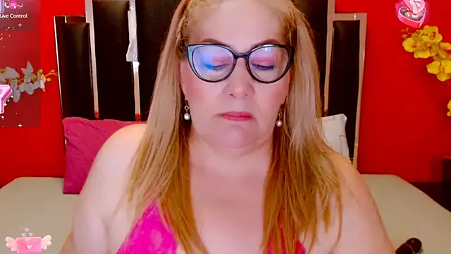 Snapshot of Nayla_Garner chatting on March 14, 2025, 4:40 pm Nayla Garner online show from March 14, 2025, 4:40 pm