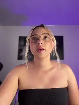 Irisweet  online show from December 3, 2025, 10:09 pm