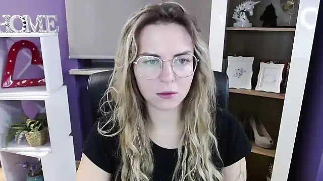 Zoey Erotic online show from October 23, 2025, 4:44 am