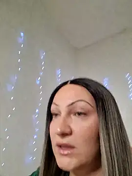 Snapshot of KVerunce chatting on December 17, 2024, 10:11 pm KVerunce online show from December 17, 2024, 10:11 pm