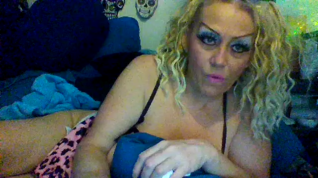 snazzyteezxh online show from November 14, 2025, 3:05 pm