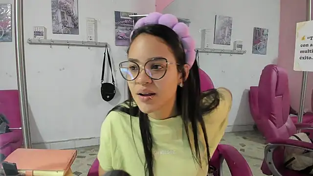 Snapshot of CAMILA--REY chatting on February 1, 2026, 11:19 am CAMILA--REY online show from February 1, 2026, 11:19 am