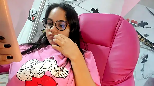 Snapshot of CAMILA--REY chatting on October 31, 2025, 8:27 pm CAMILA--REY online show from October 31, 2025, 8:27 pm