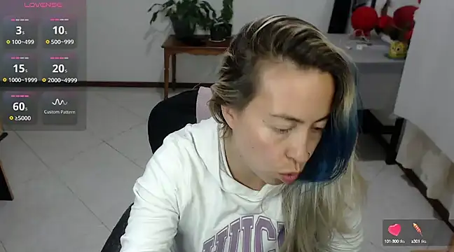 charlottezoe15 online show from March 23, 2025, 2:59 am