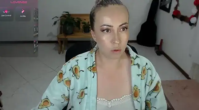 charlottezoe15 online show from January 16, 2025, 2:09 am