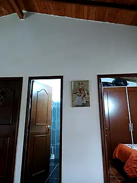 LunaZambrano online show from October 6, 2025, 3:46 pm