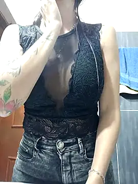 Snapshot of LunaZambrano chatting on January 15, 2026, 1:53 am LunaZambrano online show from January 15, 2026, 1:53 am