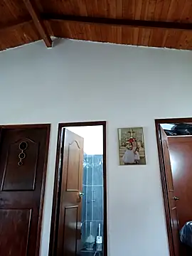 LunaZambrano online show from September 12, 2025, 1:00 pm