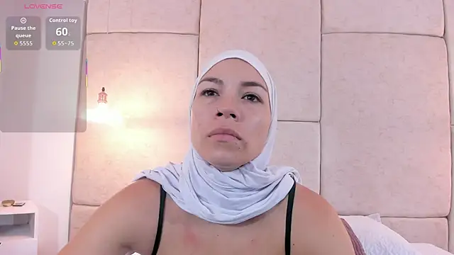 aisha vs online show from November 29, 2025, 12:27 pm