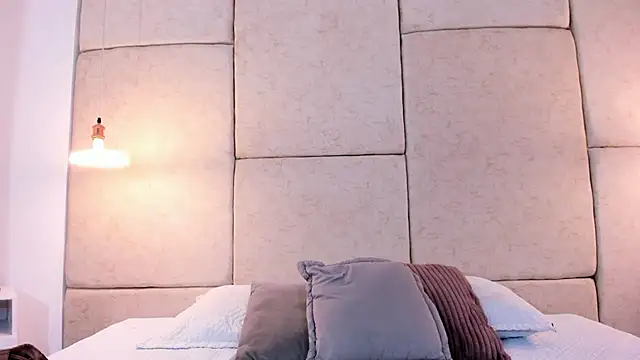 aisha vs online show from November 12, 2025, 12:09 pm