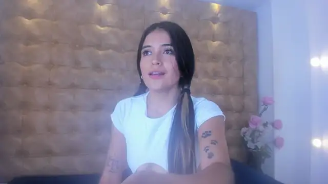 Snapshot of violet_giraldo chatting on April 29, 2026, 7:09 pm violet giraldo online show from April 29, 2026, 7:09 pm