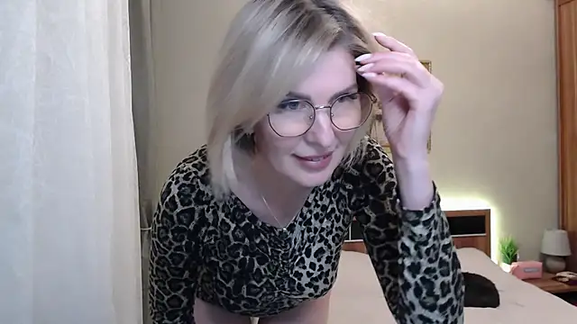 Snapshot of sensualEmilia chatting on April 12, 2026, 8:34 pm sensualEmilia online show from April 12, 2026, 8:34 pm