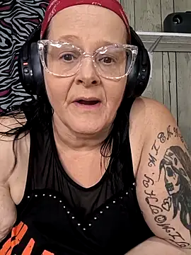 Snapshot of davisdesires@xh chatting on November 3, 2025, 2:42 pm davisdesiresxh online show from November 3, 2025, 2:42 pm