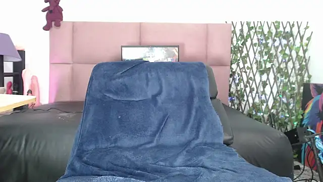 chirlleyy online show from April 12, 2026, 11:57 am