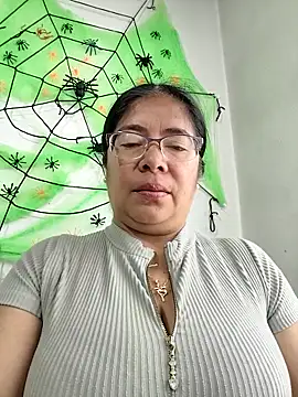   valentina18 online show from October 7, 2025, 1:01 pm