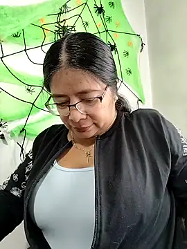   valentina18 online show from October 14, 2025, 1:01 pm