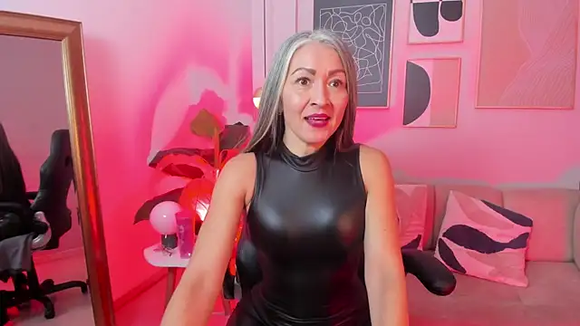  Nicoletteshea  online show from March 27, 2026, 9:27 pm