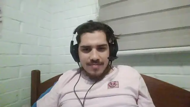 Snapshot of hung_weeb chatting on December 6, 2024, 1:57 am hung weeb online show from December 6, 2024, 1:57 am
