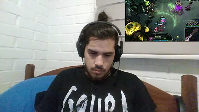 Snapshot of hung_weeb chatting on December 2, 2024, 12:04 am hung weeb online show from December 2, 2024, 12:04 am